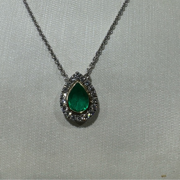 Stunning 14k White Gold Pear-Shaped Emerald and Diamond Halo Necklace - Picture 5 of 6